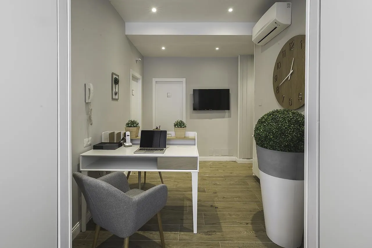 Colonna Luxury Suites Rome 2*,